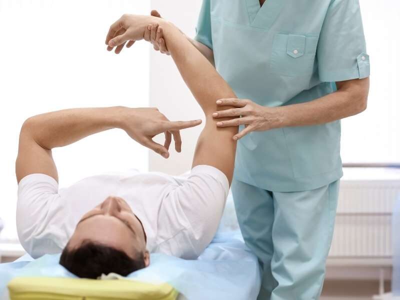 Médico ortopedista examinando paciente.