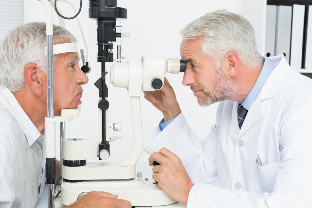 Médico atendendo paciente com conjuntivite ou outras doenças oculares de inverno.