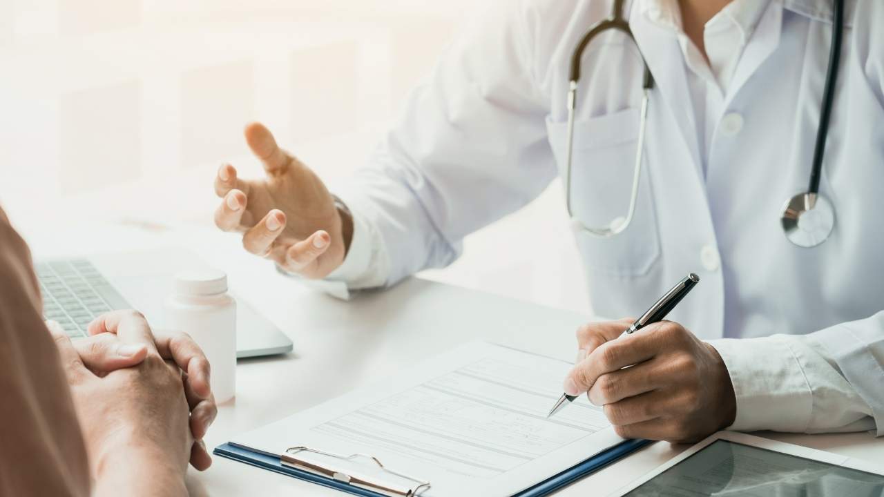 Médico conversando com paciente de síndrome do pânico.