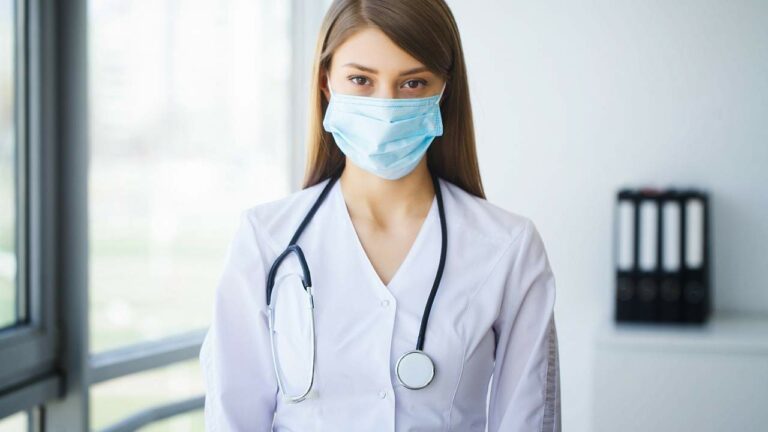 Médica mulher especialista em câncer de mama.