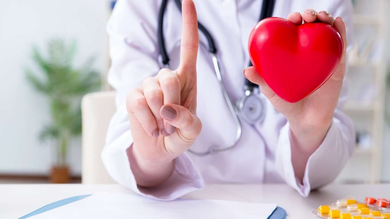 Médica cardiologista falando do tratamentos após infarto.