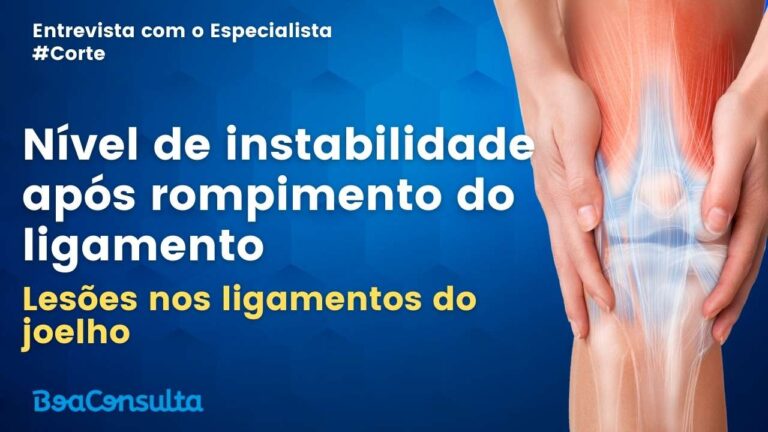 Médico explicando qual é o nivel de instabilidade ao romper o ligamento do joelho.