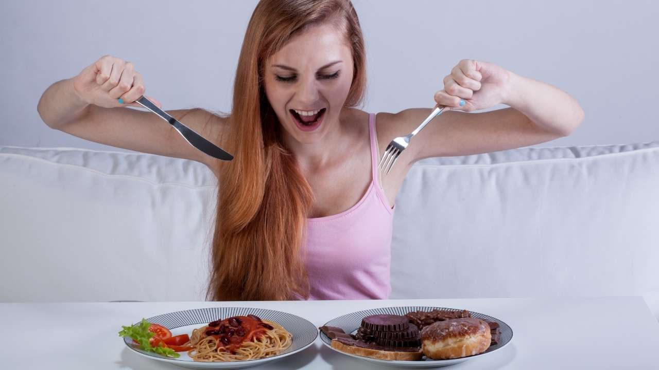 Mulher com dois pratos de comida.