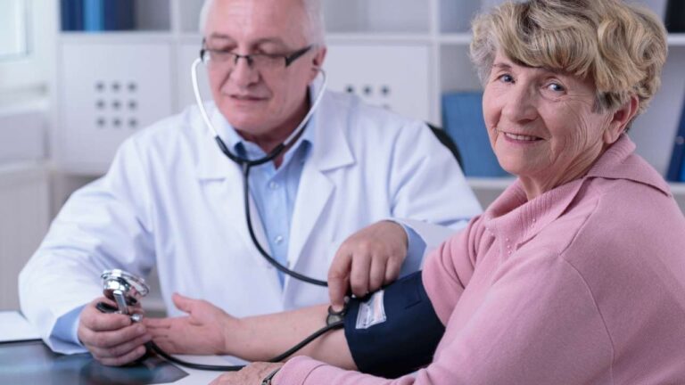 Médico realizando diagnóstico de hipertensão arterial.